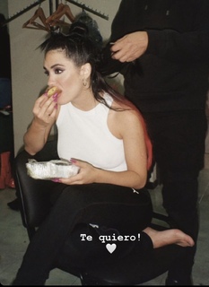Lali Espósito feet photo thumbnail