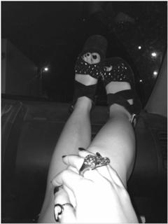 Lali Espósito feet photo thumbnail