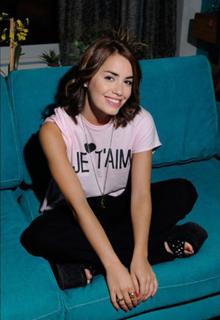 Lali Espósito feet photo thumbnail