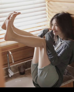 Lan Qin feet photo 3