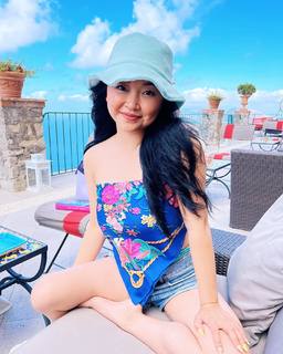 Lana Condor feet photo thumbnail