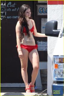 Lana Del Rey feet photo thumbnail