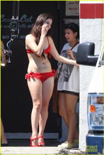 Lana Del Rey feet photo thumbnail