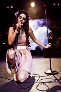 Lana Del Rey feet photo thumbnail