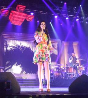 Lana Del Rey feet photo thumbnail