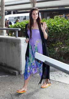Lana Del Rey feet photo thumbnail