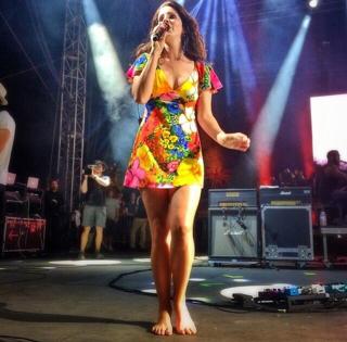Lana Del Rey feet photo thumbnail