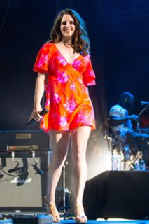 Lana Del Rey feet photo thumbnail
