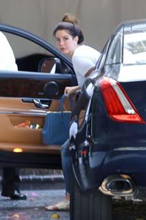 Lana Del Rey feet photo thumbnail