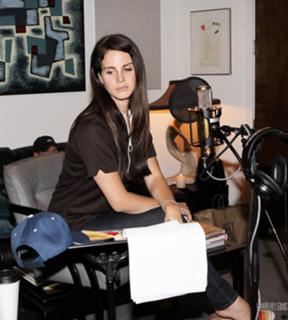 Lana Del Rey feet photo thumbnail