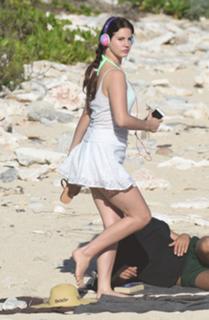 Lana Del Rey feet photo thumbnail