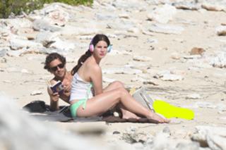 Lana Del Rey feet photo thumbnail