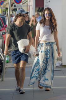 Lana Del Rey feet photo thumbnail