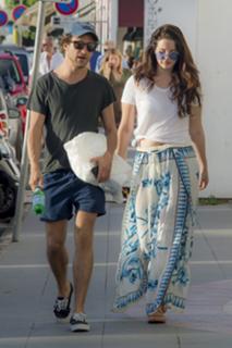 Lana Del Rey feet photo thumbnail
