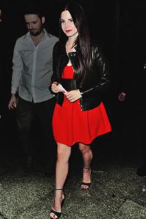 Lana Del Rey feet photo thumbnail