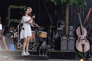 Lana Del Rey feet photo thumbnail