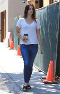 Lana Del Rey feet photo thumbnail