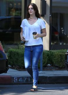 Lana Del Rey feet photo thumbnail