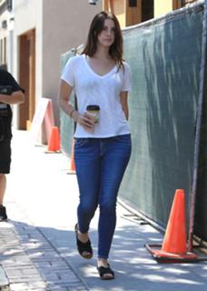 Lana Del Rey feet photo thumbnail