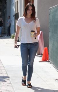 Lana Del Rey feet photo thumbnail