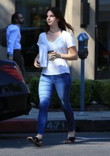 Lana Del Rey feet photo thumbnail