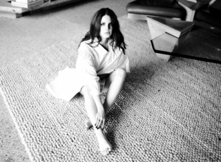 Lana Del Rey feet photo thumbnail
