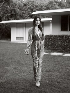 Lana Del Rey feet photo thumbnail