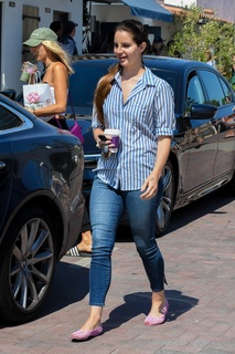 Lana Del Rey feet photo thumbnail