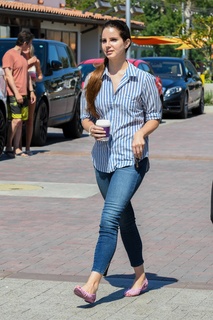Lana Del Rey feet photo thumbnail