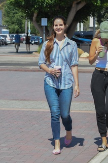 Lana Del Rey feet photo thumbnail