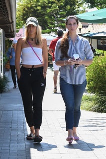 Lana Del Rey feet photo thumbnail