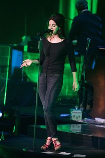 Lana Del Rey feet photo thumbnail