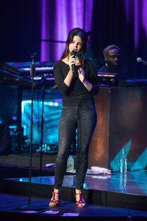 Lana Del Rey feet photo thumbnail