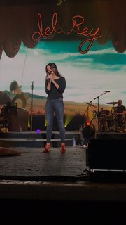 Lana Del Rey feet photo thumbnail