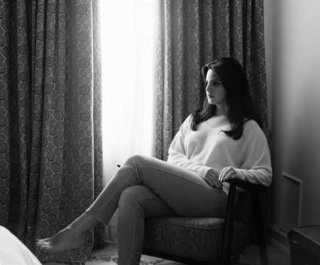 Lana Del Rey feet photo thumbnail