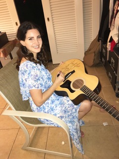 Lana Del Rey feet photo thumbnail