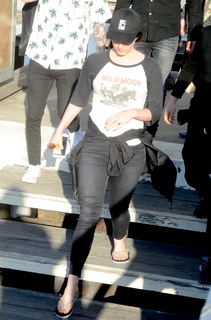 Lana Del Rey feet photo thumbnail