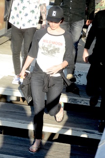 Lana Del Rey feet photo thumbnail