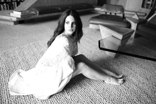 Lana Del Rey feet photo thumbnail