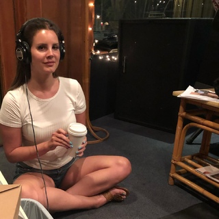 Lana Del Rey feet photo thumbnail
