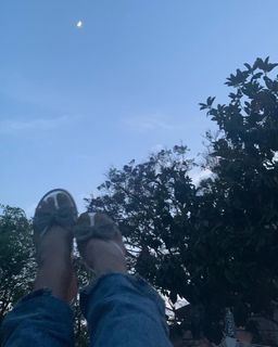 Lana Del Rey feet photo thumbnail