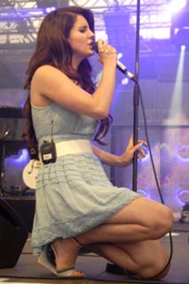 Lana Del Rey feet photo thumbnail
