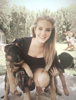 Lana Del Rey feet photo thumbnail