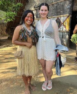 Lana Del Rey feet photo thumbnail