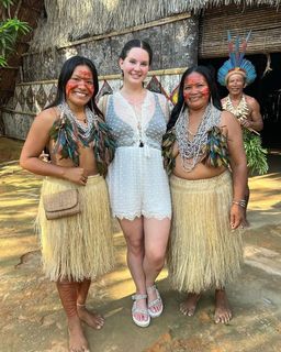 Lana Del Rey feet photo thumbnail