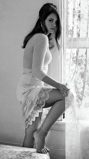 Lana Del Rey feet photo thumbnail