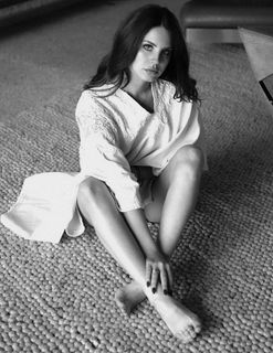 Lana Del Rey feet photo thumbnail