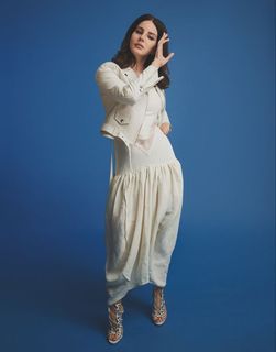 Lana Del Rey feet photo thumbnail