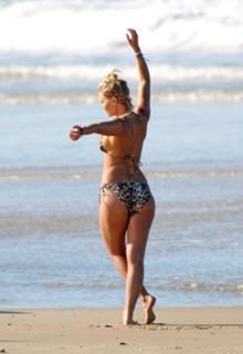 Lara Bingle feet photo 1