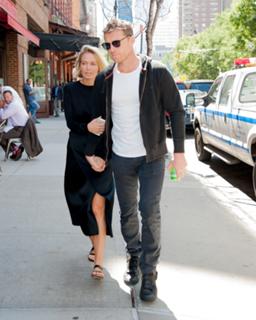 Lara Bingle feet photo 9